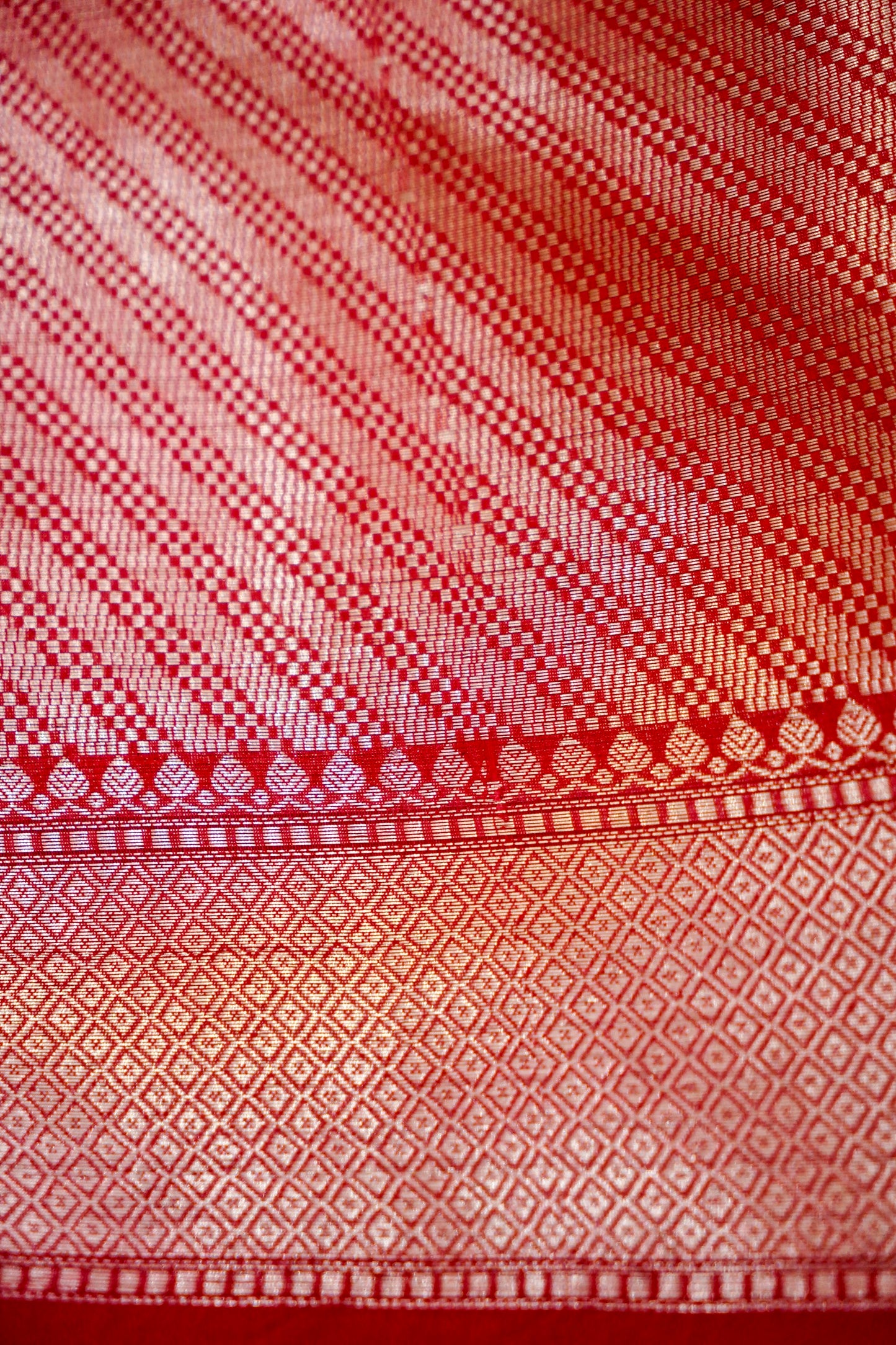 Elegant Pink Pure Viscose Hand-Brush-Dyed Banarasi Saree