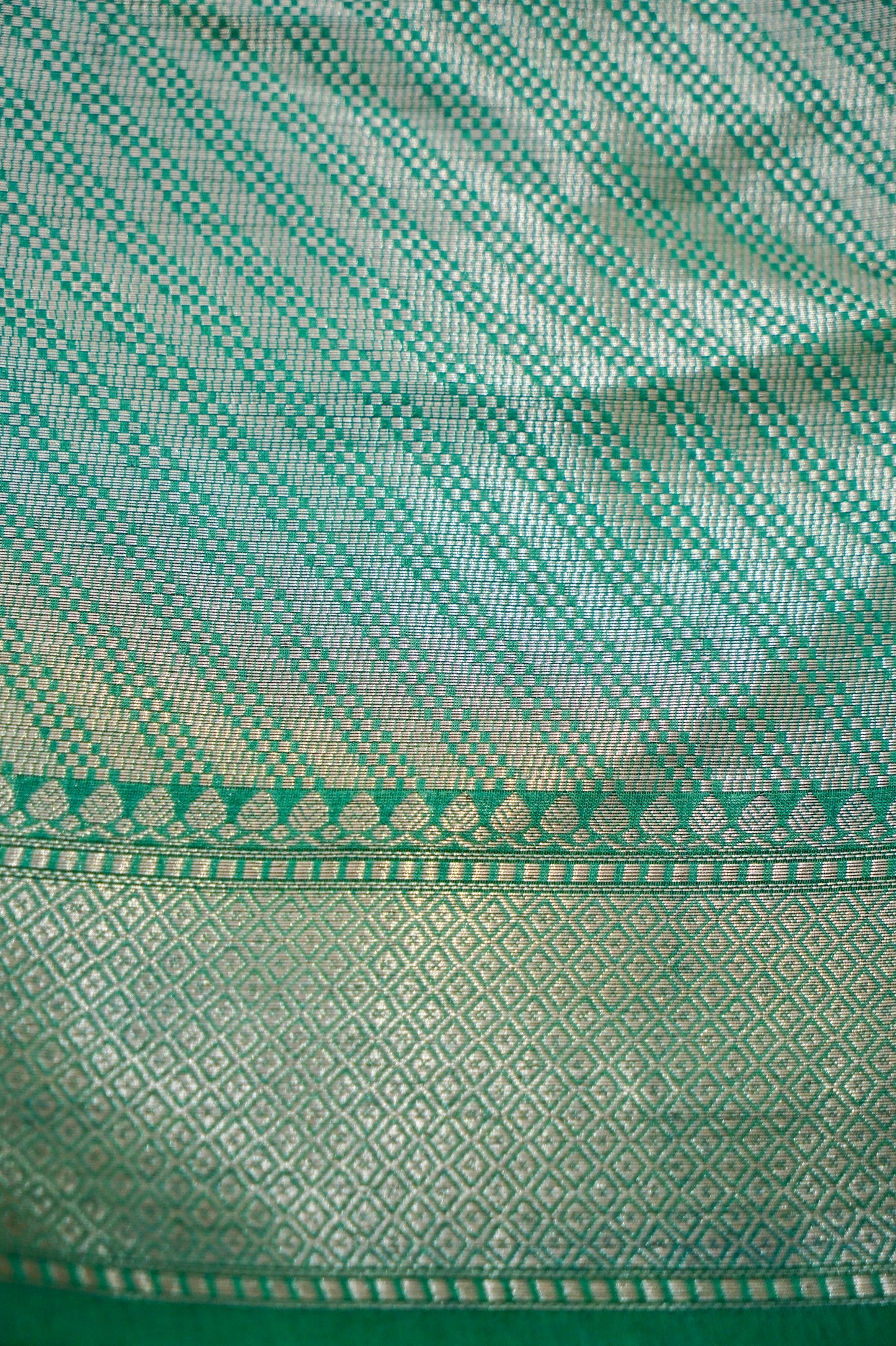 Elegant Green Pure Viscose Hand-Brush-Dyed Banarasi Saree
